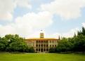 　　蘇州大學(xué)本部是最有歷史感的一個小區(qū)，也是中國十大最美校園之一，最吸引人的是滿校園的老式建筑，作為到蘇州的觀光地，蘇州大學(xué)本部也是很值得一去的。